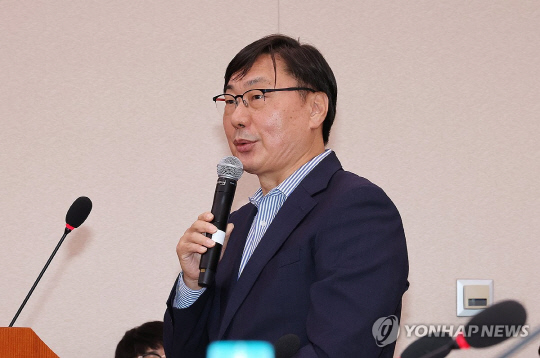 지난 10월 25일 오후 국회에서 열린 법제사법위원회 국정감사에 증인으로 출석한 이화영 전 경기도평화부지사가 의원 질의에 답변하고 있다. 연합뉴스